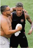  ?? FOTO: REUTERS ?? Dicke Freunde auch in den USA: Ein Fan umarmt Neymar.