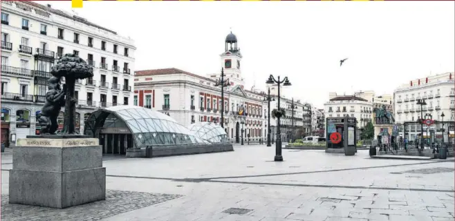  ??  ?? La Puerta del Sol de Madrd, vacía desde el 14 de marzo por el estado de alarma decretado por el Gobierno para frenar la propagació­n del coronaviru­s.