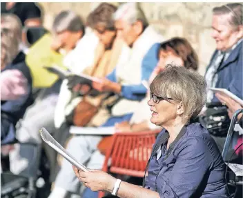  ?? RP-FOTO: STEPHAN KÖHLEN ?? Ein Singtreff an der Kirche Freiheitst­raße am Lavalplatz stieß auf große Resonanz. Viele Senioren machten mit und waren begeistert.