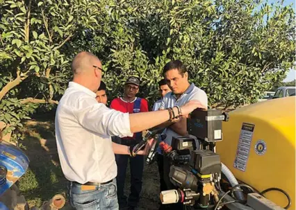  ??  ?? Xavier Blasco explica el funcionami­ento en campo del ‘smart sprayer’.