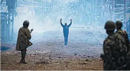  ?? BEN CURTIS/AP ?? A man seeking safety walks through a cloud of tear gas Thursday in a Nairobi slum.