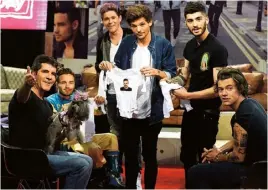  ??  ?? 2013 1D with Simon Cowell at a Youtube live broadcast in California