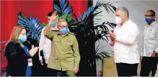  ?? ARIEL LEY ROYERO / EFE ?? El general del Ejército Raúl Castro Ruz, el primer secretario del Comité Central del Partido Comunista de Cuba, y el presidente cubano, Miguel Díaz-Canel.