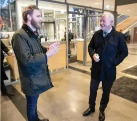  ?? FOTO: BJORN LARSSON ROSVALL/LEHTIKUVA-AFP ?? Den åtalade journalist­en Henrik Evertsson (till vänster) och hans advokat Johan Eriksson i Göteborgs tingsrätt, där rättegånge­n mot Evertsson och hans kollega hålls.