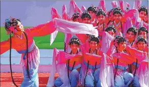  ??  ?? Primary school students from Henan perform Peking Opera, presenting traditiona­l Chinese culture. dean of the Henan Yuju Opera Theater
