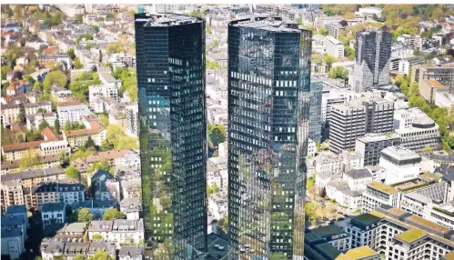  ?? FOTO: DPA ?? Das Gebäude der Zentrale der Deutschen Bank in Frankfurt. Die beiden Türme werden ironisch auch “Soll und Haben“genannt.