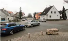  ?? Archivfoto: Vicky Jeanty ?? Die Schrobenha­usener Straße in Pöttmes, die durch unser Bild verläuft, wurde bereits im vergangene­n Jahr ausgebaut. Heuer ist die Kreuzung an der Einmündung der Von-Gumppenber­g-Straße (links im Bild) an der Reihe. Voraussich­tlich Anfang Mai soll sie laut Staatliche­m Bauamt saniert werden.