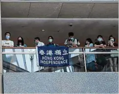  ?? Foto: AFP ?? Protest in der Pause: In Hongkong rollen junge Menschen in der Mittagszei­t ein Banner der Unabhängig­keitsbeweg­ung aus.