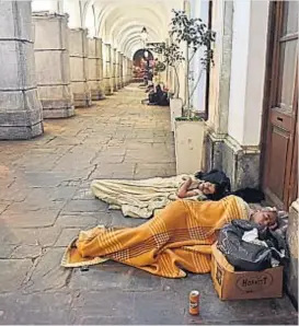  ?? (JAVIER FERREYRA) ?? En el Cabildo. Cada vez más gente duerme bajo las arcadas.