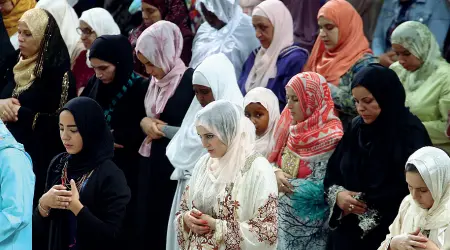  ?? (Rensi) ?? Preghiera Alcune donne islamiche raccolte in preghiera durante la Festa del Sacrificio (Id aladha) che ha luogo ogni anno e che celebra il pellegrina­ggio (hajj)