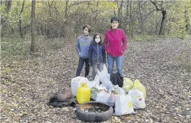  ?? SERVICIO ESPECIAL ?? Indeseado botín Tres voluntario­s de Épila posan con los residuos recogidos en una jornada junto al río Jalón.