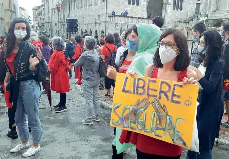  ??  ?? La protesta La manifestaz­ione a Perugia, lo scorso giugno, contro la decisione della Regione di modificare la delibera sull’aborto farmacolog­ico