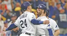  ?? AP ?? Kevin Kiermaier festeja con el venezolano Avisaíl García, su compañero en los Rays de Tampa Bay, luego de conectar un jonrón de tres carreras ante los Astros.