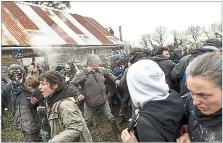  ??  ?? Des affronteme­nts ont éclaté entre les forces de l’ordre et les zadistes au premier jour de l’évacuation de la ZAD.