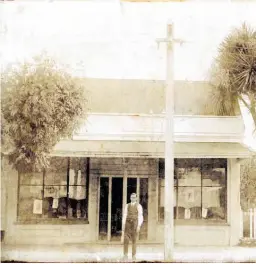  ?? ?? Bhukhandas Luxmidas Mastar outside his tailor’s shop in Te Puke.