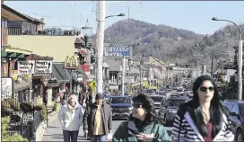  ?? AMY SMOTHERMAN BURGESS / KNOXVILLE NEWS SENTINEL ?? Visitors crowd the streets in Gatlinburg, Tenn., on Friday, nearly two weeks after a devastatin­g wildfire. Most of the town’s main tourist area was spared the fires whipped into the city by winds the night of Nov. 28.