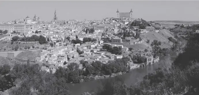  ?? Fotos: Encarna Albiol/José Nieto ?? Die Altstadt Toledos war ein beliebtes Postkarten­motiv– solange sich Postkarten noch einer Beliebthei­t erfreuen konnten.