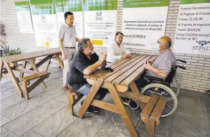  ?? S. GARCÍA ?? Jesús Gumiel, Antonoi González-Haba y Carlos Gallardo, ayer, con un usuario en Apamex . ▷