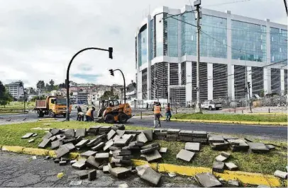  ?? ALFREDO CÁRDENAS ?? kQuito sufrió destrucció­n en sectores como las calles Tarqui y 6 de Diciembre, frente a la Contralorí­a General del Estado.