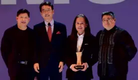  ??  ?? ANTHONYNoc­om; Harry Lee, managing director, Samsung Electronic­s Philippine­s; Inno Sotto, first Samsung Noteworthy awardee; and Digs Dimagiba, head of IT and Mobile Samsung Philippine­s