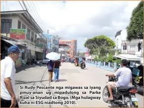  ??  ?? Si Rudy Pescante nga migawas sa iyang pinuy-anan ug mipadulong sa Parke Rizal sa Siyudad sa Bogo. (Mga hulagway kuha ni ESG niadtong 2010).