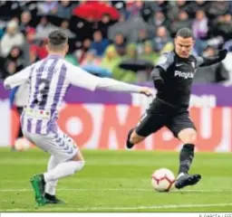  ?? R. GARCÍA / EFE ?? Roque Mesa dispara para adelantar al Sevilla ante el Valladolid.