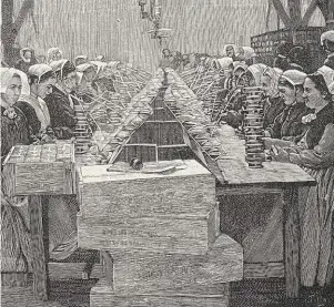  ?? | PHOTO : AKG-IMAGES / DE AGOSTINI / BIBLIOTECA AMBROSIANA ?? Des ouvrières bretonnes travaillan­t dans une usine de conserves de sardines (entreprise Amieux, Nantes).