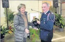  ??  ?? Josette Bourdeu remet le casque au Lieutenant Lozano