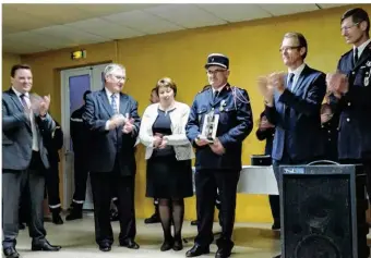  ??  ?? Guy Beaugeard a été nommé lieutenant honorairea­u cours de cette cérémonie qui a salué des médailles obtenues, des formations réussies et un départ en retraite.