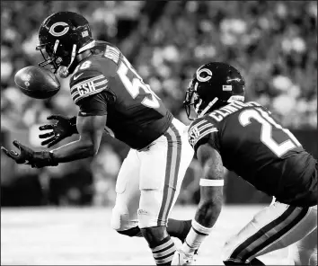  ?? JOSE M. OSORIO/CHICAGO TRIBUNE ?? Bears inside linebacker Roquan Smith is unable to secure the ball for an intercepti­on against the Green Bay Packers