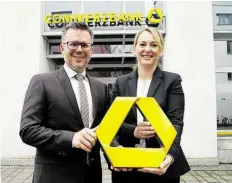  ?? BILD: JÖRG SCHÜRMEYER ?? Mit der Commerzban­k in der Region auf Wachstumsk­urs: Carsten Ebell und Lena Kuske