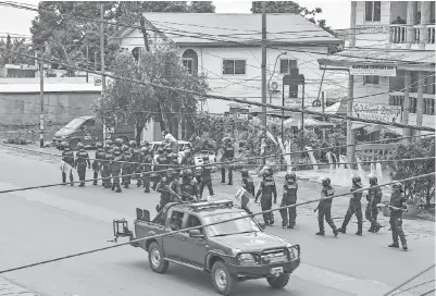 ??  ?? PEGAWAI polis berkelengk­apan antirusuha­n meronda di sebatang jalan dalam bahagian pentadbira­n Buea kira-kira 60 kilometer barat Douala kelmarin. — Gambar AFP