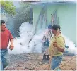  ??  ?? LABOR. Personal de la alcaldía y vecinos fumigan la zona.