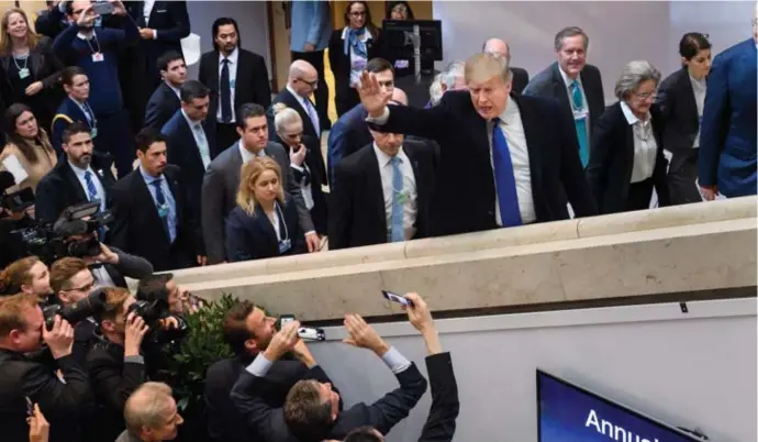  ?? © Fabrice Coffrini/afp ?? Donald Trump kwam gisteren in Davos aan. Naast de president bestaat de Amerikaans­e delegatie uit tien ministers en adviseurs.