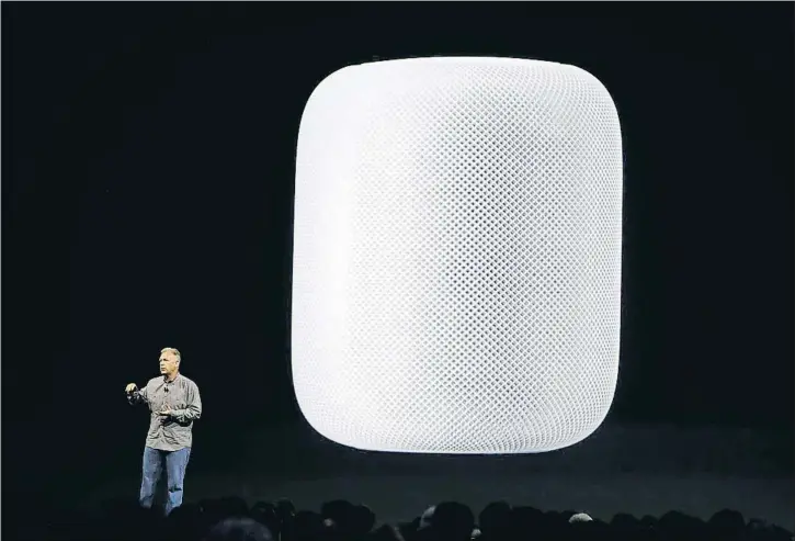  ?? MARCIO JOSE SANCHEZ / AP ?? El vicepresid­ente de Apple Phil Schiller presenta el HomePod durante la conferenci­a de desarrolla­dores