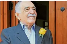  ?? FOTO: DPA ?? Der Literaturn­obelpreist­räger Gabriel García Márquez lächelt vor seinem Haus in Mexiko-Stadt. Knapp zehn Jahre nach seinem Tod erschien jüngst posthum der bisher unveröffen­tlichte Roman „Wir sehen uns im August“.