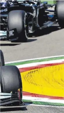  ?? //MERCEDES/@F1 ?? Verstappen arrancó con problemas en Imola, mientras que Hamilton fue superado por su compañero Bottas en los dos primeros libres. La `qualy' de hoy será otra historia