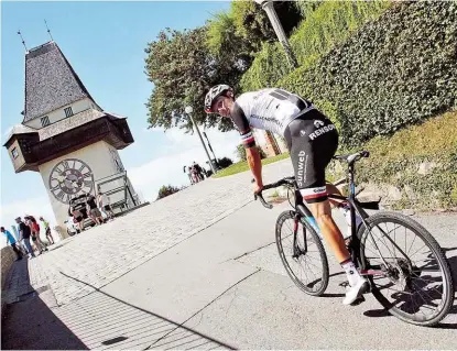  ??  ?? 800 Meter und bis zu 21 Prozent Steigung. Preidler zeigt, dass der Anstieg auf den Grazer Schlossber­g zur Tortur wird.