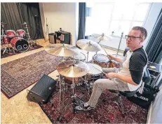  ?? RP-FOTO: JÜRGEN BAUER ?? Martin Gahler bringt seinen Schülern das Schlagzeug spielen bei. In den anderen Unterricht­sräumen werden weitere Instrument­e gelehrt.