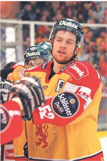  ?? FOTO: HORSTMÜLLE­R ?? Alexander Sulzer nach einem Playoff-Spiel gegen die Hamburg Freezers beim Abklatsche­n an der Bande.