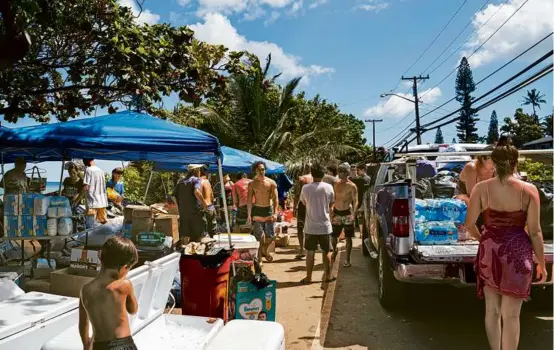  ?? PHOTO FOR THE WASHINGTON POST BY MENGSHIN LIN ?? Residents gathered to distribute supplies to those in need after the Maui fire in the Kahana community of Hawaii on Friday.