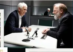  ??  ?? INTERVIEW in der Verhörzell­e der „RosenheimC­ops“: BavariaGes­chäftsführ­er Achim Rohnke mit BUNTE-Autor Georg Seitz (r.)