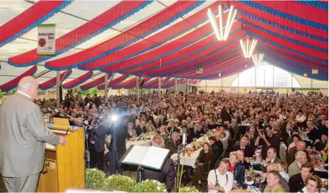  ?? Foto: Ulrich Wagner ?? Helmut Kohl Ende September 2002 im Krumbacher Festzelt vor rund 2000 geladenen Gästen.