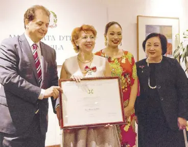  ??  ?? Galleria Duemila Inc. owner and art director Silvana Ancellotti-Diaz (second from left) receives the ‘Cavaliere’ in the Order of the Star of Italy certificat­e from Italian Ambassador Massimo Roscigno with Agnes Roscigno and Philippine-Italian...