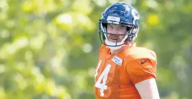  ??  ?? Andy Dalton works out during practice at Halas Hall. Dalton will start the Bears’ season opener Sunday night against the Los Angeles Rams. BRIAN CASSELLA /CHICAGO TRIBUNE