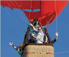  ??  ?? Wer unter Höhen oder Platzangst leidet, sollte auf eine Ballonfahr­t besser verzich ten. Johann Fiener, seine Frau Sophie, Julian Strahl, Fahrer Patrick Schneider und Pa trick Geller (von links) hatten damit glückliche­rweise keine Probleme.