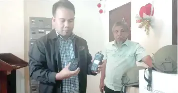  ??  ?? Philippine Drug Enforcemen­t Agency (PDEA) -7 Director Emerson Margate shows to reporters a body camera and handheld radio which are among the new equipment they received from the national headquarte­rs to be used in their anti-drugs operations.