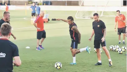  ?? — Gambar AFP ?? GIGIH: Neymar menjalani latihan bersama rakan sepasukan di pusat latihan Barry University di Miami, Florida.