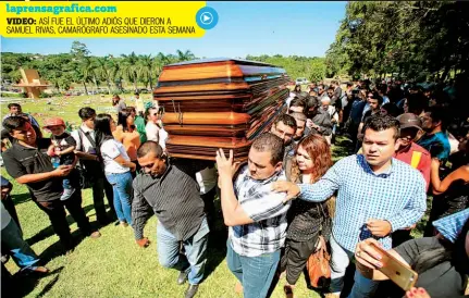  ??  ?? Sepultado. Periodista­s, fotógrafos y camarógraf­os acudieron ayer al entierro de Samuel Rivas, cámara del Grupo Megavisión, quien fue asesinado en Ilopango el jueves pasado.