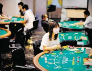  ?? –AFP ?? Les apprentis croupiers se préparent à l’ouverture de casinos d’ici 5 à 6 ans.